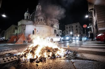 Grossi petardi e bombe carta sono stati lanciati dal corteo di anarchici in corso a Torino, 04 marzo 2023. Atti vandalici contro numerosi e edifici e negozi, chiusi per indicazione delle forze dell'ordine. Distrutto il lunotto di un'auto con un tombino in ghisa divelto.
ANSA/TINO ROMANO