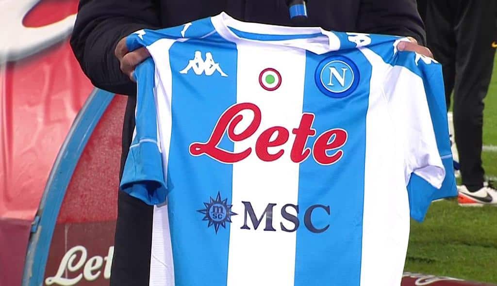 Napoli Roma, la maglia di casa dedicata a Maradona