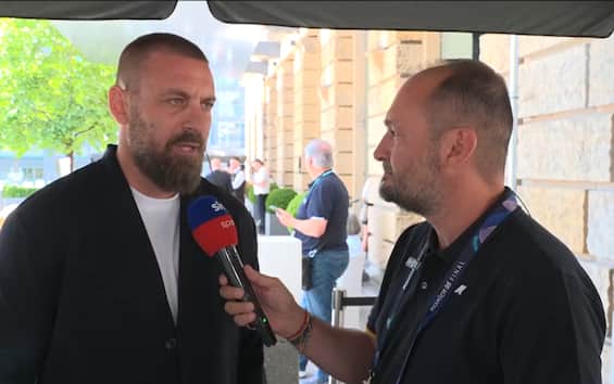 https://static.sky.it/editorialimages/88bf3dfa811152f4a8f981023e9002d05308c26e/skysport/it/calcio/calciomercato/video/2025/05/31/de-rossi-gasperini-roma-intervista-video/de_rossi_jpg_1.jpg?im=Resize,width=565