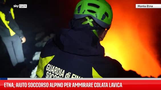 Etna, aiuto soccorso alpino per ammirare colata lavica Etna, aiuto soccorso alpino per ammirare colata lavica