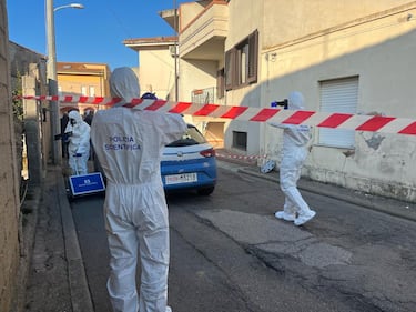 Polizia all'esterno dello stabile dove una donna di 51 anni ha ucciso a coltellate la figlia di 13 anni all'interno della loro abitazione e ha tentato, poi, di suicidarsi, Silì, Provincia di Oristano. ANSA