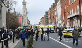 This video grab taken from a video obtained by AFPTV from X, formerly Twitter, account @naoiseomuiri on November 23, 2023 shows emergency services responding to a major incident on Parnell Square East in Dublin. Five people, including three children, were taken to hospital on Thursday, Irish police said, following a suspected stabbing outside a Dublin school. Police declared a major incident and threw up a cordon around Parnell Square in the heart of the Irish capital but said they do not suspect a terror motive. (Photo by -UGC / @naoiseomuiri / AFP) / RESTRICTED TO EDITORIAL USE - MANDATORY CREDIT "AFP PHOTO / TWITTER / @naoiseomuiri " - NO MARKETING NO ADVERTISING CAMPAIGNS - DISTRIBUTED AS A SERVICE TO CLIENTS