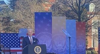 “Vogliamo che governi la gente. La battaglia per l'anima dell'America non è finita. Dobbiamo fare in modo, tutti insieme, che quanto successo il 6 gennaio non sia stata la fine della democrazia, ma la rinascita", così Biden ai presenti ad Atlanta