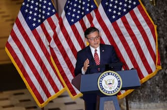 Lo speaker della Camera Usa Mike Johnson si è trasformato in avvocato d'ufficio di Donald Trump parlando con i giornalisti in tribunale