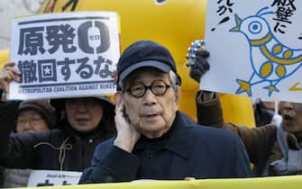 epa04126100 Kenzaburo Oe, Nobel laureate in Literature in 1994, demonstrates with anti-nuclear power plant protesters in central Tokyo, Japan, 15 March 2014. About 5,500 anti-nuclear power plant protester demonstrated through streets in central Tokyo following a rally after the third anniversary of Tokyo Electric Power Company's Fukushima Daiichi Nuclear Power Plant disaster in 11 March 2011.  EPA/KIMIMASA MAYAMA