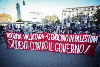 Corteo pro Palestina degli studenti universitari, Torino, 17 novembre 2023. ANSA/TINO ROMANO