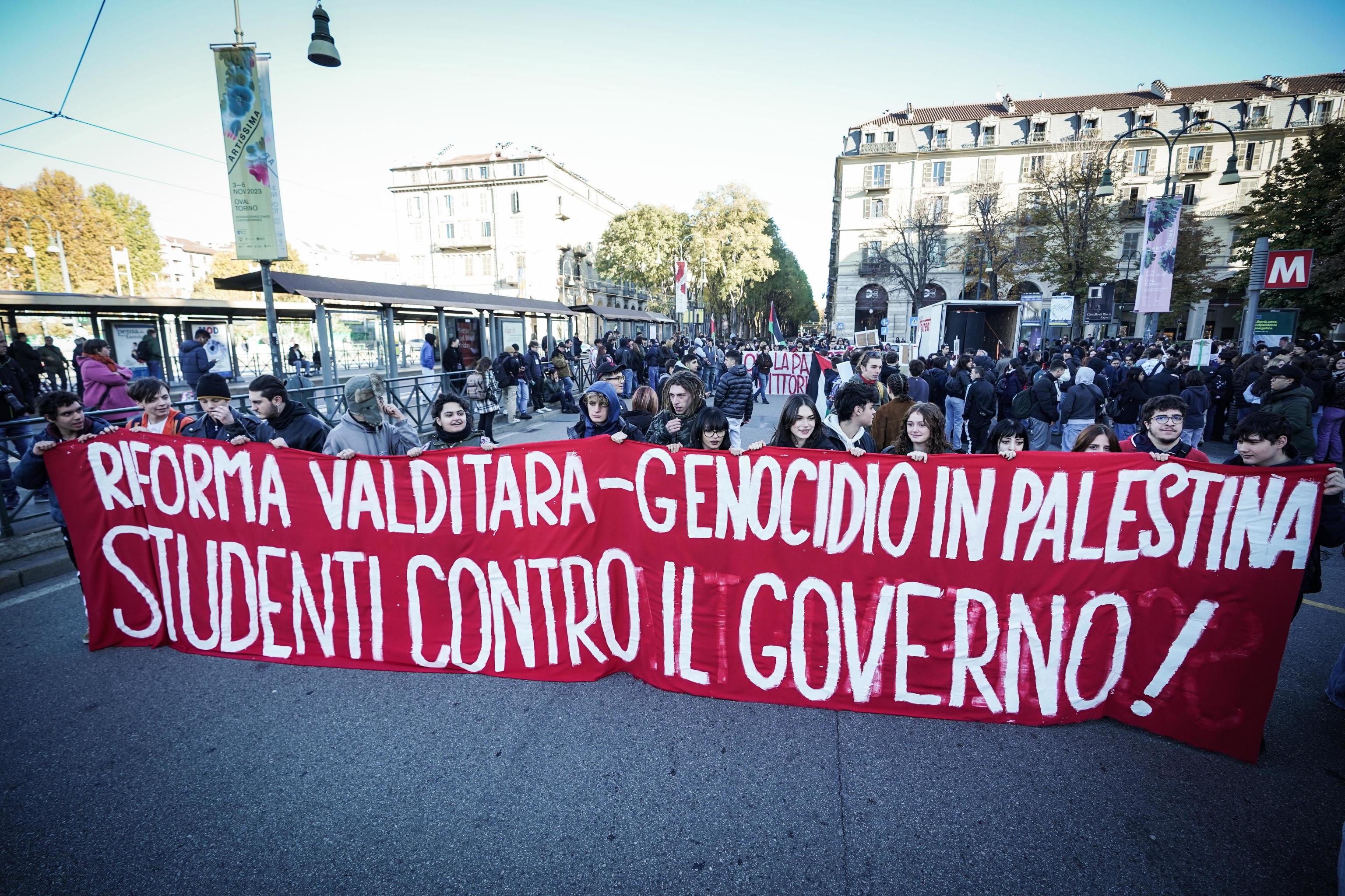 Corteo pro Palestina degli studenti universitari, Torino, 17 novembre 2023. ANSA/TINO ROMANO