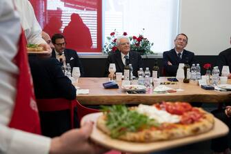 Il Presidente della Repubblica Sergio Mattarella a Monza al nuovo ristorante  PizzAut , in occasione della Giornata mondiale per la consapevolezza sull autismo, 02 aprile 2023.
ANSA/ UFFICIO STAMPA QUIRINALE/ FRANCESCO AMMENDOLA
+++ ANSA PROVIDES ACCESS TO THIS HANDOUT PHOTO TO BE USED SOLELY TO ILLUSTRATE NEWS REPORTING OR COMMENTARY ON THE FACTS OR EVENTS DEPICTED IN THIS IMAGE; NO ARCHIVING; NO LICENSING +++ NPK +++