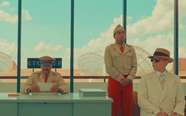 (L to R) Fisher Stevens, Jeffrey Wright, Tony Revolori, and Bob Balaban in writer/director Wes Anderson's ASTEROID CITY, a Focus Features release. Credit: Courtesy of Pop. 87 Productions/Focus Features