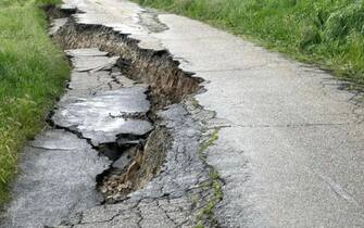 Frane e smottamenti, anche di grandi dimensioni, lungo tratti di strade provinciali nell'Astigiano dopo le intense precipitazioni delle ultime quarantott'ore, 18 aprile 2025.
ANSA/ UFFICIO STAMPA/ PROVINCIA DI ASTI 
+++ ANSA PROVIDES ACCESS TO THIS HANDOUT PHOTO TO BE USED SOLELY TO ILLUSTRATE   NEWS REPORTING OR COMMENTARY ON THE FACTS OR EVENTS DEPICTED IN THIS IMAGE; NO  ARCHIVING; NO LICENSING +++ NPK +++