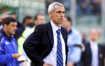 L'allenatore dell'Inter, Hector Cuper, al termine della partita persa contro la Lazio allo stadio Olimpico di Roma il 05 maggio 2002.
ANSA/MAURIZIO BRAMBATTI