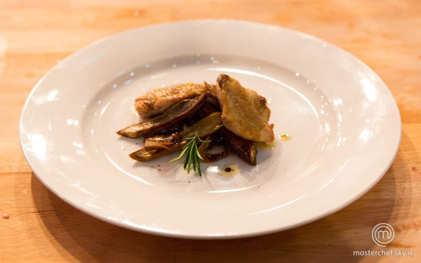 Petti di quaglia con cipolle all'aceto e verdure croccanti