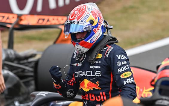 https://static.sky.it/editorialimages/890e4806a85a59374d303bb7041f7a15fb6263a2/skysport/it/motori/formula-1/video/2025/07/09/f1-horner-red-bull-mekies-commento-chinchero/Verstappen_Red_Bull_ANSA.jpg?im=Resize,width=565