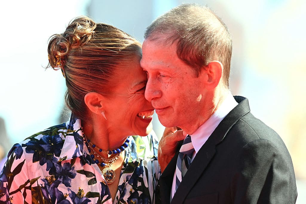 Tim Blake Nelson e Lisa Benavides sul red carpet di "The Testament Of Ann Lee" Tim Blake Nelson e Lisa Benavides