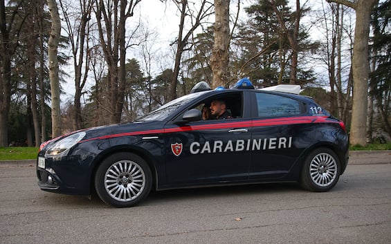 donna muore in ospedale per ustioni nel napoletano in caserma il marito