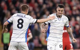 epa11273634 Gianluca Scamacca (R) of Atalanta celebrates his goal (0-1) during the UEFA Europa League quarter-finals, 1st leg soccer match between Liverpool FC and BC Atalanta, in Liverpool, Britain, 11 April 2024.  EPA/ADAM VAUGHAN