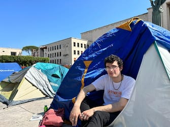 Leone, 21 anni, coordinatore di Sinistra Universitaria con i ragazzi delle tende (Roma dopo Milano) e il gruppo di lavoro di Bernini durante la protesta all'esterno della Sapienza contro il caro affitti, Roma, 9 Maggio 2023. ANSA/ANNACHIARA DI MOTTOLA