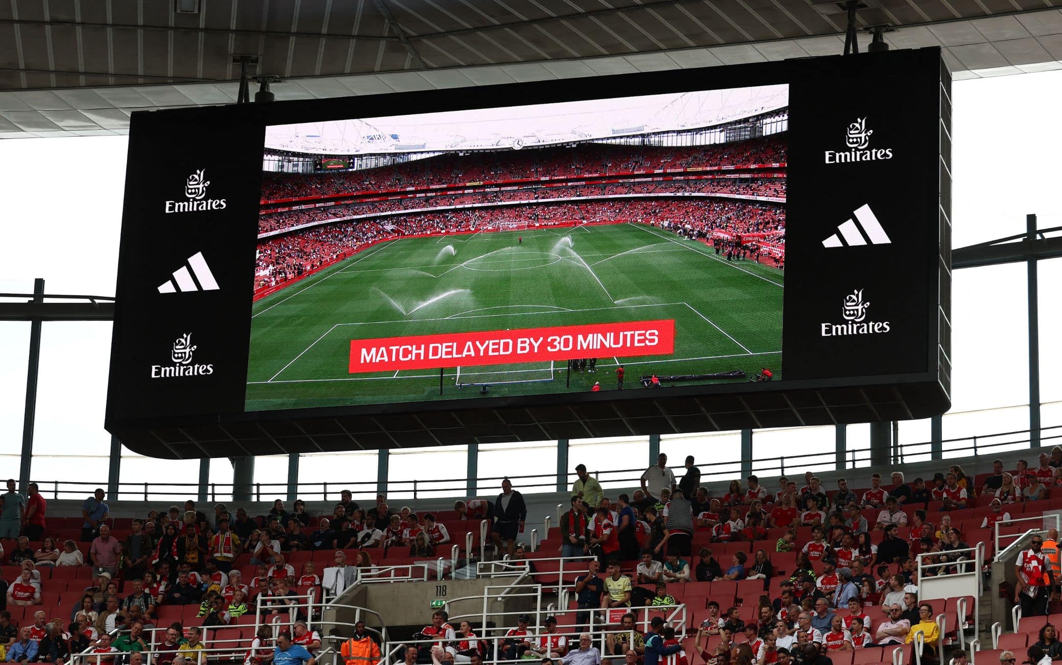 Arsenal-Forest slitta di 30', l'annuncio sul maxischermo