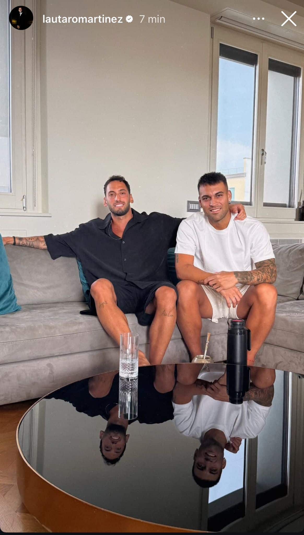 L'abbraccio tra Lautaro e Calhanoglu