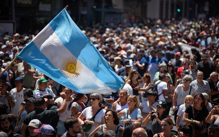 24 January 2024, Argentina, Buenos Aires: People protest in front of Congress on the day of a general strike against the reform plans of President Milei's ultra-liberal government. Trade unions had called for the general strike. With inflation at 211.4 percent, the new government wants to push through a radical austerity and reform program. Photo: Martin Cossarini/dpa - ATTENTION: For editorial use only and only with full reference to the above credit (Photo by Martin Cossarini/picture alliance via Getty Images)