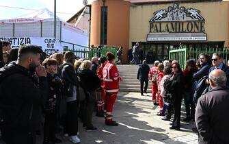 Crotonesi in attesa di poter accedere in visita alla camera ardente allestita al Pala Milone, Crotone, 1 marzo 2023. Intanto sale a 67 il numero delle vittime del naufragio del barcone carico di migranti nelle acque di Steccato di Cutro. Il ritrovamento è avvenuto in mattinata. ANSA/CARMELO IMBESI