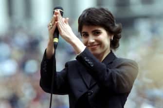 VATICAN CITY, VATICAN - MAY 1: Italian singer Giorgia performs during a concert for Pope John Paul II at S. Peter's Square on May 1, 1995 in Vatican City - Vatican . (Photo by Franco Origlia/Getty Images)