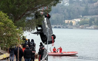 Le operazioni di recupero dei veicolo che ieri notte è caduto nel lago di Como. Ancora incerta la dinamica dei fatti che ha portato alla morte di una donna, Tiziano Tozzo di 45 anni, e di un uomo, Moragn Algeri di 38 anni. Como 7 Gennaio 2024.
ANSA / MATTEO BAZZI