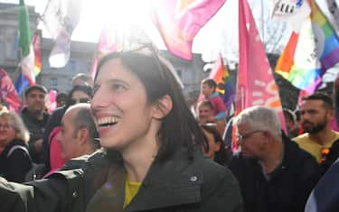 Il segretario del Pd Elly Schlein al presidio e flashmob: Giu' le mani dai nostri figli e dalle nostre figlie, organizzato da Arcigay, Famiglie arcobaleno e i Sentinelli, in piazza della Scala a Milano, 18 Marzo 2023. 
ANSA / MATTEO BAZZI