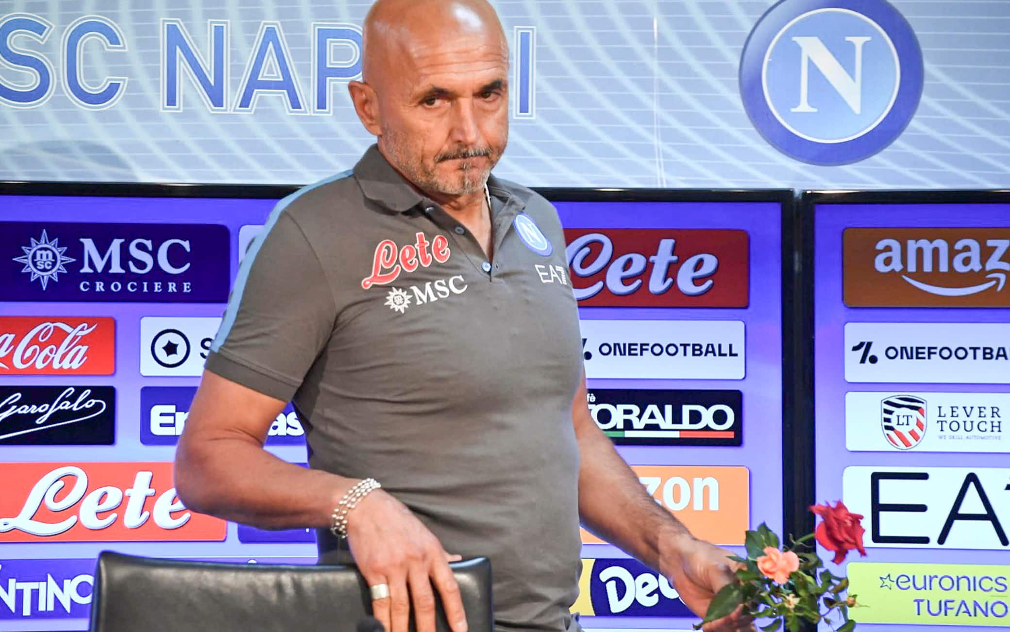 L'allenatore del Napoli, Luciano Spalletti, con le due rose con cui  si è presentato in sala stampa nel Centro tecnico di Castel Volturno per incontrare i giornalisti alla vigilia della partita contro il Torino  "Queste fiori sono per Mahsa Amini e Hadis Najafi", ha detto e non ha voluto aggiungere altro. Il gesto per ricordare le due ragazze iraniane uccise, Napoli, 30 Settembre 2022.  TWITTER  SSCNAPOLI

+++ATTENZIONE LA FOTO NON PUO' ESSERE PUBBLICATA O RIPRODOTTA SENZA L'AUTORIZZAZIONE DELLA FONTE DI ORIGINE CUI SI RINVIA+++ +++NO SALES; NO ARCHIVE; EDITORIAL USE ONLY+++NPK+++