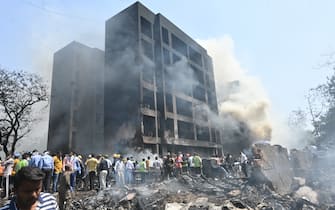 Incidente aereo GUJARAT, INDIA - JUNE 12: A view of the site after a plane crashed following takeoff from Sardar Vallabhbhai Patel International Airport in India's western state of Gujarat on June 12, 2025. The crash occurred in the Meghaninagar area, according to a report by the Press Trust of India, citing local authorities. (Photo by Stringer/Anadolu via Getty Images)