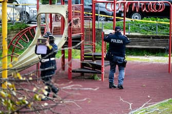 Il sopralluogo della polizia nel parco Livio Labor a Colli Aniene, a Roma Agenti di Polizia sul luogo in cui una donna è morta, schiacciata da un albero caduto per il forte vento, in via Cesare Massimo a Colli Aniene, Roma, 23 dicembre 2024. ANSA/ ANGELO CARCONI