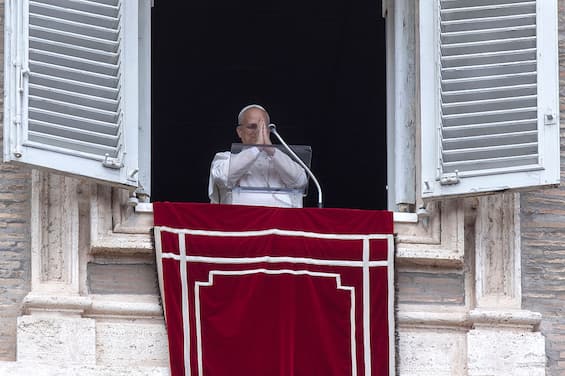 angelus papa in un mondo diviso siate sentinelle di pace