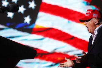 Donald Trump è volato a Florence, Arizona per un comizio davanti a migliaia di persone. Un’ora e mezza in cui ha parlato anche dell’assalto a Capitol Hill del 6 gennaio