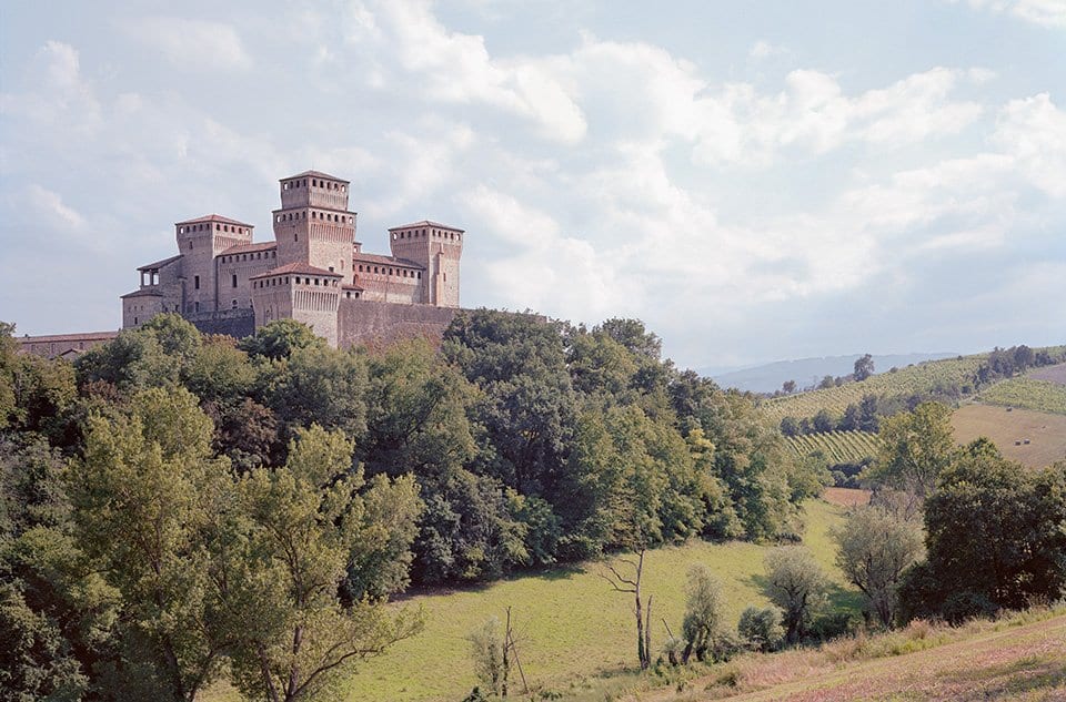 Frédéric-Chaubin.-Stone-Age.-Ancient-Castles-of-Europe.-Taschen-2021-p.-274.jpg