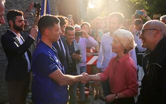 La presidente della Commissione UE, Ursula von der Leyen, durante la sua visita a Cesena, città colpita dall'alluvione, 25 maggio 2023.
/////
European Commission, Ursula von der Leyen, during her visit to Cesena, a city hit by the flood, Italy, 25 May 2023.  
TWITTER URSULA VON DER LEYEN
+++ ATTENZIONE LA FOTO NON PUO' ESSERE PUBBLICATA O RIPRODOTTA SENZA L'AUTORIZZAZIONE DELLA FONTE DI ORIGINE CUI SI RINVIA+++ NPK +++