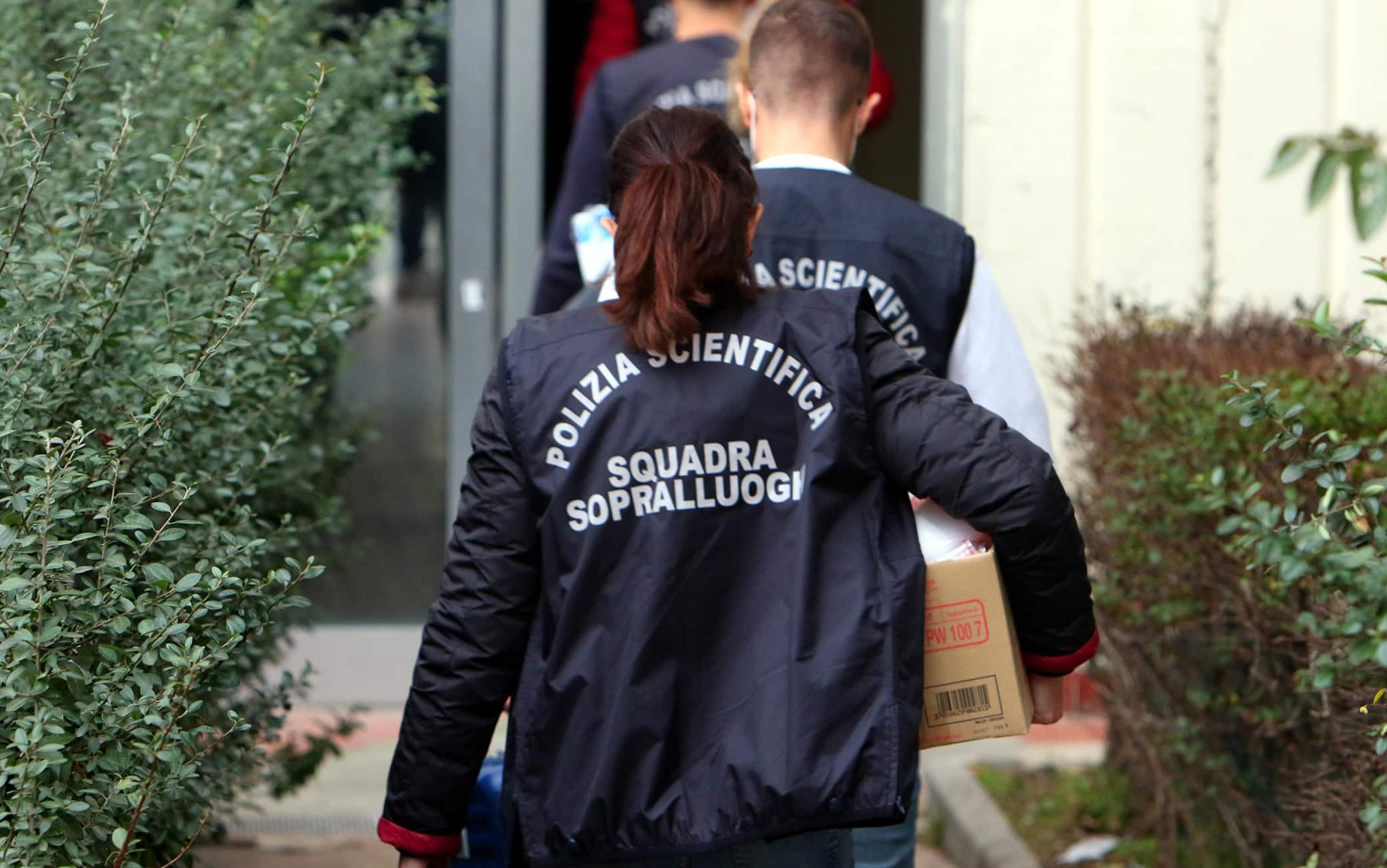 Le forze dell 'ordine e soccorsi sul posto dove una donna è stata uccisa a  Milano, 30 novembre 2022.ANSA / PAOLO SALMOIRAGO