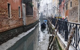 A general view of a dry canal for low tide on February 16, 2023 in Venice, Italy (Photo by Alessandro Bremec/NurPhoto)