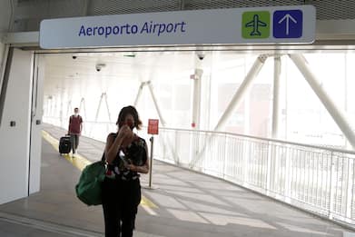 Bologna, allarme per una pistola in aeroporto. Ma l'alert era errato