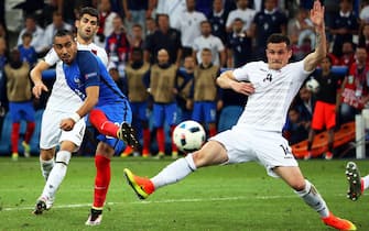 epaselect epa05368268 Dimitri Payet (C) of France scores the 2-0 lead during the UEFA EURO 2016 group A preliminary round match between France and Albania at Stade Velodrome in Marseille, France, 15 June 2016. France won 2-0.

(RESTRICTIONS APPLY: For editorial news reporting purposes only. Not used for commercial or marketing purposes without prior written approval of UEFA. Images must appear as still images and must not emulate match action video footage. Photographs published in online publications (whether via the Internet or otherwise) shall have an interval of at least 20 seconds between the posting.)  EPA/OLIVER WEIKEN   EDITORIAL USE ONLY