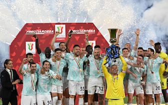 Inter’s players celebrate with the trophy after winning the Coppa Italia Final soccer match against ACF Fiorentina at the Olimpico stadium in Rome, Italy, 24 May 2023.
ANSA/CLAUDIO PERI
