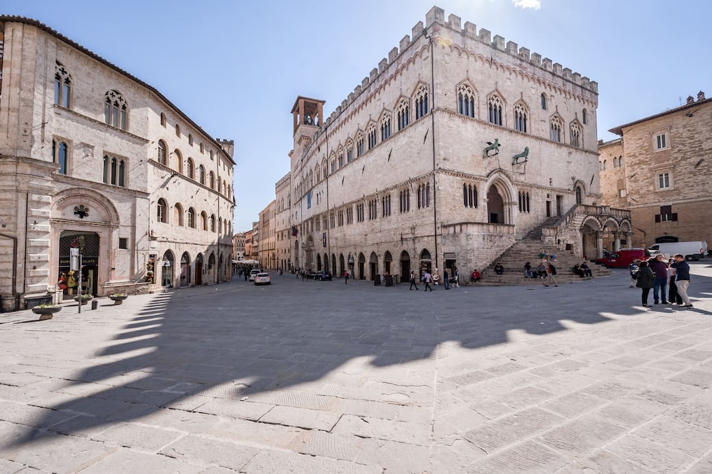 Palazzo_dei_Priori_piazza_IV_novembre_M._Giugliarelli_2022.jpg