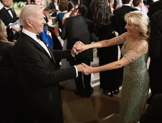 È stato lo stesso Biden a spiegare, in una delle sue dichiarazioni dopo le elezioni di midterm i cui risultati non catastrofici se non addirittura positivi hanno dato più ossigeno ad una sua candidatura per la rielezione, che, per quanto orientato a candidarsi di nuovo nel 2024, avrebbe parlato con la moglie e la famiglia durante le vacanze del Ringraziamento, e poi quelle di Natale