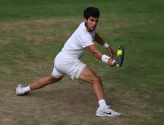 epa10750173 Carlos Alcaraz of Spain in action during the Men's Singles final match against Novak Djokovic of Serbia at the Wimbledon Championships, Wimbledon, Britain, 16 July 2023.  EPA/ISABEL INFANTES   EDITORIAL USE ONLY
