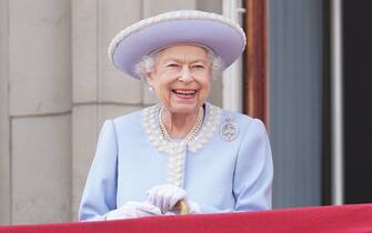 LONDON, ENGLAND - JUNE 02: Queen Elizabeth II watches from the balcony of Buckingham Palace during the Trooping the Colour parade the Trooping the Colour parade on June 2, 2022 in London, England. Trooping The Colour, also known as The Queen's Birthday Parade, is a military ceremony performed by regiments of the British Army that has taken place since the mid-17th century. It marks the official birthday of the British Sovereign. This year, from June 2 to June 5, 2022, there is the added celebration of the Platinum Jubilee of Elizabeth II  in the UK and Commonwealth to mark the 70th anniversary of her accession to the throne on 6 February 1952. (Photo by Jonathan Brady - WPA Pool/Getty Images)