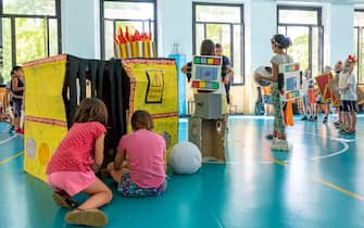 Milano, centri estivi, bambini al campo estivo dell’Istituto Comprensivo Guido Galli di viale Romagna 16/18 occupati nelle attività ricreative con gli animatori (Milano - 2020-07-23, Massimo Alberico) p.s. la foto e' utilizzabile nel rispetto del contesto in cui e' stata scattata, e senza intento diffamatorio del decoro delle persone rappresentate