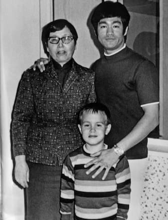 LOS ANGELES - CIRCA 1970:  Bruce Lee along with his mother and son Brandon pose for a family snapshot circa 1970 in Los Angeles California. (Photo by Michael Ochs Archive/Getty Images)