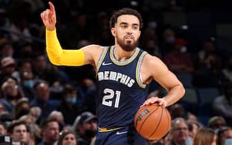 NEW ORLEANS, LA - FEBRUARY 15: Tyus Jones #21 of the Memphis Grizzlies handles the ball during the game against the New Orleans Pelicans on February 15, 2022 at the Smoothie King Center in New Orleans, Louisiana. NOTE TO USER: User expressly acknowledges and agrees that, by downloading and or using this Photograph, user is consenting to the terms and conditions of the Getty Images License Agreement. Mandatory Copyright Notice: Copyright 2022 NBAE (Photo by Ned Dishman/NBAE via Getty Images)