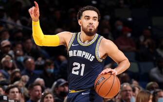 NEW ORLEANS, LA - FEBRUARY 15: Tyus Jones #21 of the Memphis Grizzlies handles the ball during the game against the New Orleans Pelicans on February 15, 2022 at the Smoothie King Center in New Orleans, Louisiana. NOTE TO USER: User expressly acknowledges and agrees that, by downloading and or using this Photograph, user is consenting to the terms and conditions of the Getty Images License Agreement. Mandatory Copyright Notice: Copyright 2022 NBAE (Photo by Ned Dishman/NBAE via Getty Images)