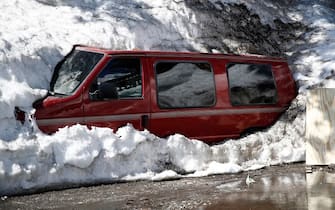epa10556430 A van is stuck in snow after a recent storm brought 30 inches of snow in less than 24 hours earlier in the week, in Mammoth Lakes, California, USA, 02 April 2023. California's Mammoth Mountain has shattered its all-time snowfall record earlier this week, with more than 700 inches of snow so far this season, as reported by UC Berkeley Snow Lab. The state's snowpack has also reached an all-time high due to 17 atmospheric rivers that have been hitting the state since December, after years of drought.  EPA/CAROLINE BREHMAN