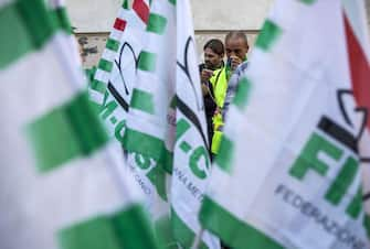 Un momento della manifestazione organizzata dalla Fim-Cisl davanti a Montecitorio, il 30 settembre 2014 a Roma..
ANSA/MASSIMO PERCOSSI